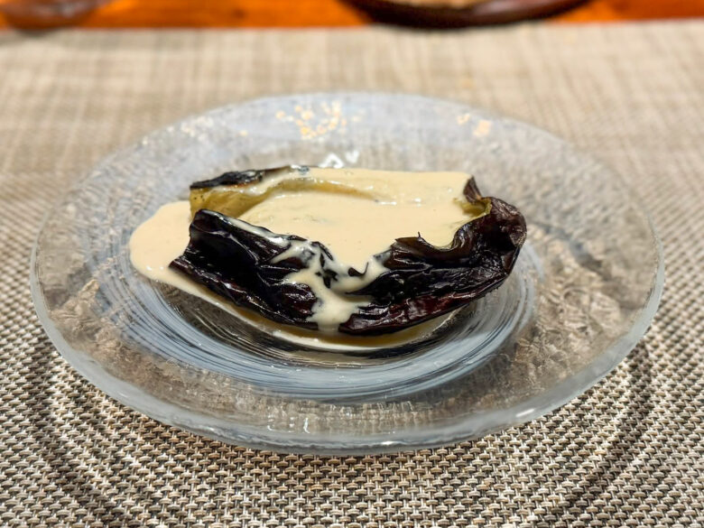 伝説のシェフが魅せる、農福連携の一皿。トロトロステーキ茄子を使った料理
